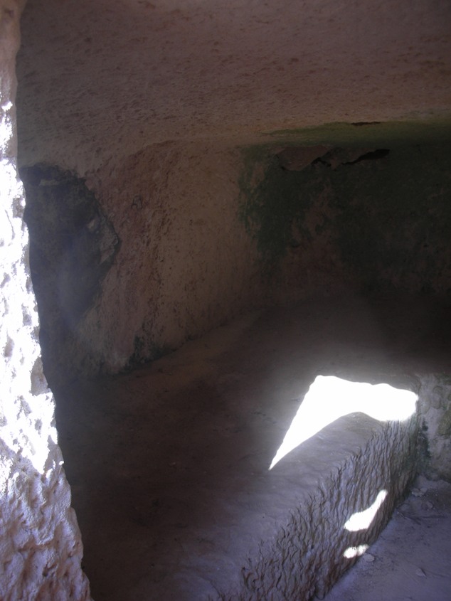 Macronissos - skalni hroby (14).JPG